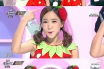 ‘엠카’ 딸기우유 ‘OK’ 데뷔무대, 딸기옷에 포크까지 유니크!