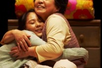 ‘예매율 1위’ 연극 ‘친정엄마와 2박3일’, 모녀관객 사로잡았다!