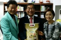 태진아-견미리, ‘청원생명쌀’ 모델 재계약 후 청주시청 방문