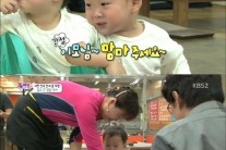 ‘슈퍼맨이 돌아왔다’ 삼둥이, 킹크랩 앞 폭풍 애교 “이모님 맘마 주세요~”