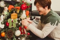 윤도현 트리, 가족들과 행복한 시간 “인형·향수병·리본…애장품이 주렁주렁”