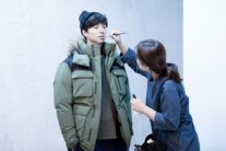 공유, 아웃도어 광고 촬영장 비하인드 컷 ‘서 있기만 해도 화보’