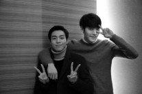 ‘기술자들’ 김우빈-이현우, 흑백 어깨동무 사진 공개