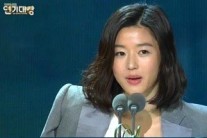 ‘SBS 연예대상’ 전지현 프로듀서상 수상 “‘별그대’ 사랑해줘 감사”