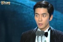 ‘SBS 연기대상’ 신성록 男 우수연기상 중편 부문 수상 “연인 김주원 감사”