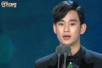 ‘SBS 연기대상’ 김수현 중편드라마 男 최우수상 “오래 지켜봐달라” 눈물