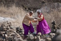 400만 ‘님아…’, 노부부의 몸에 밴 ‘배려’가 준 울림