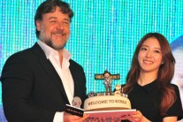 배우 이세영, ‘내한’ 러셀 크로우 팬 인증…맞춤 케이크까지 ‘훈훈’