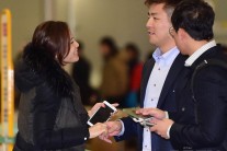 신소연 강민호, 이젠 아무데서나 손잡아