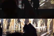 태연 추락한 무대…엑소도 위험했다.