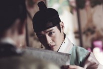 ‘순수의 시대’ 강하늘, 스틸 컷 공개 ‘반듯한 이미지 버렸다’