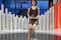 박은경 아나운서, 몸매가 다 드러나는 금빛 원피스 …“아찔”