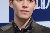 [이슈현장]김우빈 “강하늘 ‘스물’ 티셔츠, 내가 잘못 입고 온 것 같아”