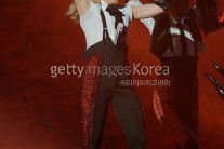 ‘꽈당’ 마돈나 “저 괜찮아요”…망토 안풀어져 무대서 추락