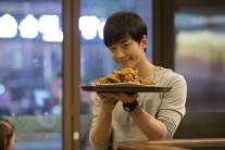 ‘스물’ 이준호, 무대 위 카리스마 어디에? 흔한 ‘알바왕’ 변신