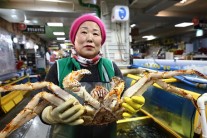 ‘속초 관광 수산시장’ 먹거리 닭강정, 오징어순대, 메밀전병, 그리고…