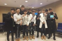 에이블, 신화 선배님과 훈훈한 인증샷 오늘 ‘더쇼’ 출격’ ‘빵야~’