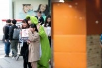 엔플라잉, 주말 강남 인파 속 ‘시선집중’ 이유는?