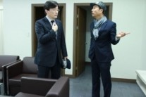 ‘뉴스룸’ 이문세 손석희, 훈훈한 대기실 “57세·60세의 동안 대결?”