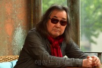 먼길 돌아…이젠 거울앞에 선 ‘전설의 가객’