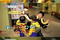 ‘슈퍼맨’ 삼둥이 ‘위아래’ 양치질 이어 뱀목도리도 ‘척척’