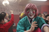 [이혜미의 무비 for U] 우리는 ‘약장수’보다 나은 자식인가요?