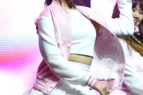 오마이걸 아린, 치마가 날아가겠네