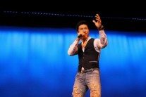‘한국의 엘비스’ 홍원빈, 美문화축전에서 트로트 무대 ‘후끈’