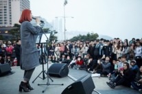 거미, 부산도 찾았다!…해운대 광장서 300명과 즐거운 시간