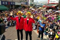 ‘전통시장 일주’ 태진아-강남, 태평시장 방문…일대 마비 ‘폭발적 인기’