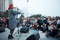 하루살이 음원차트에 질린 가수들, 거리로 나서다