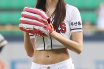 ‘연애의 맛’ 하주희, 국보급 몸매 드러낸 섹시 시구…관중 열광