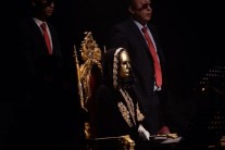 “‘황금락카’ 누구야?”복면속 가왕 추리 뜨겁네