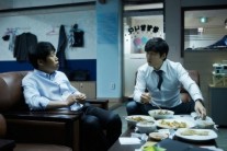 ‘소수의견’ 윤계상-유해진, 두 남자의 끈끈한 케미 스틸컷 공개