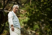 ‘손님’ 이성민, 절대권력 촌장으로 변신 ‘캐릭터 스틸 공개’