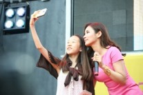 [포토]조정민 ‘살랑살랑’ 쇼케이스, 팬과 함께 셀카 찰칵!