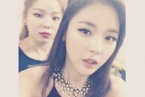 홍진영 커다란 눈 깜빡거리는 모습 팬에 선사