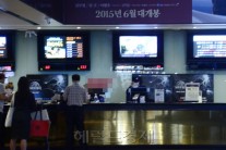 손세정제·체온계·마스크…특명! 관객을 안심시켜라
