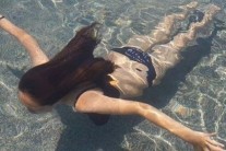 황신혜 딸 이진이, SNS에 모델다운 비키니 수영 인증샷 공개 ‘우월한 다리 길이’