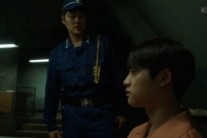 월화드라마 ‘너를 기억해’ 이준영, 교도관 경계하며 “스킨 바꾸는 게 좋겠다”
