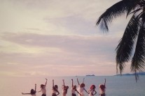 소녀시대 유리, 컴백 예고 ‘단체 점프’ 인증샷 “오래 기다렸지?!”…‘해변서 늘씬한 각선미’