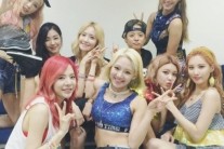 ‘인기가요’ 소녀시대, 에프엑스 엠버 대기실 방문 “언니들 응원와준 귀염둥이 엠버..고마워”