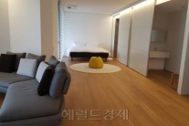 [단독 르포]배용준 커플의 허니문 장소, ‘최고가 75억’ 빌라 직접 가보니…