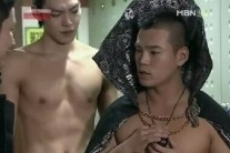 ‘복면가왕 퉁키’ 이정, 김우빈과 상반신 노출 ‘몸매는 어때?’