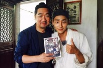 유니크, 성주 中 최고의 감독 겸 국민배우 장국립과 촬영장 인증샷 공개