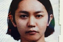 복면가왕 강균성, 트레이드마크 단발머리 귀 뒤로 넘긴 무표정 여권사진 화제…누리꾼 “동남아인 같다”