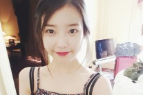 유인나와 유럽여행 중인 아이유…발랄한 사진으로 팬들에 인사