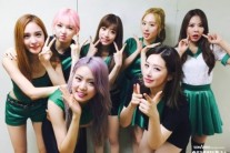 소나무, ‘쿠션’ 활동 종료 대기실 비하인드 컷 공개 ‘태극기 단 개념돌’