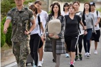 잔뜩 긴장한 3기 여군…한그루, 한채아 긴장한 얼굴로 책가방매고 입대
