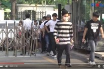 출근길 아이돌…손에 든 주스마저 패션